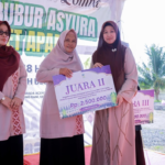 Sekda dan Ketua TP PKK Aceh Besar Serahkan Hadiah Toet Apam dan Bubur Asyura
