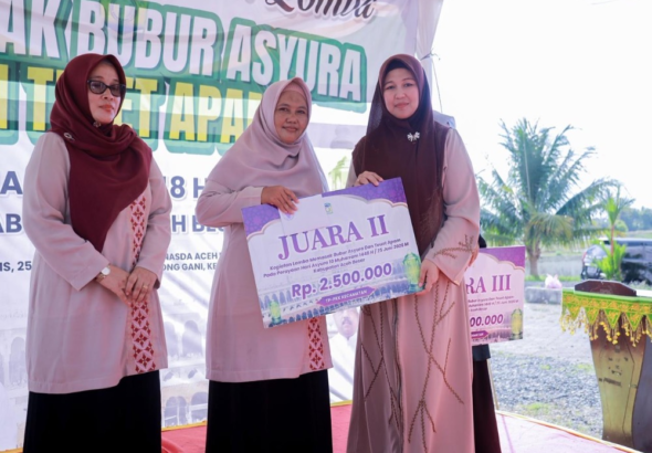 Sekda dan Ketua TP PKK Aceh Besar Serahkan Hadiah Toet Apam dan Bubur Asyura
