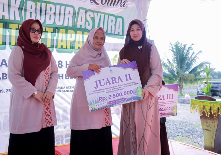 Sekda dan Ketua TP PKK Aceh Besar Serahkan Hadiah Toet Apam dan Bubur Asyura