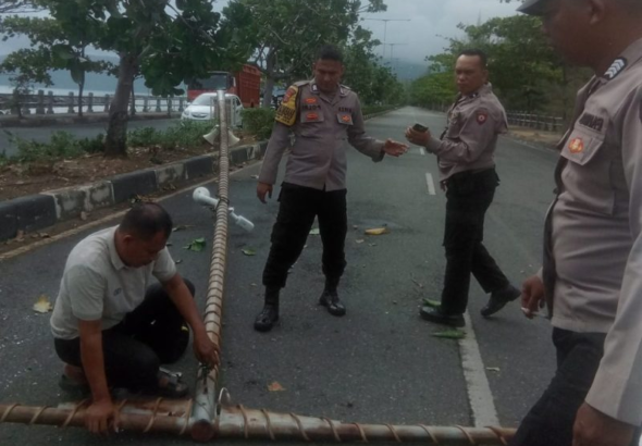 Angin Kencang Tumbangkan Tiang Lampu dan CCTV di Ulee Lheue, Diskominfotik Lakukan Penanganan Cepat