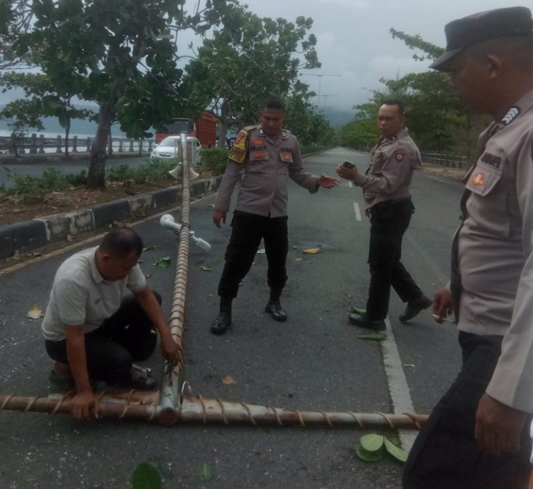 Angin Kencang Tumbangkan Tiang Lampu dan CCTV di Ulee Lheue, Diskominfotik Lakukan Penanganan Cepat