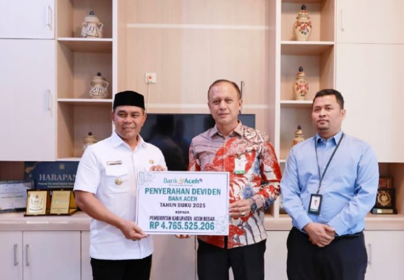 Bupati Aceh Besar Terima Dividen Bank Aceh Syariah Rp4,76 Miliar