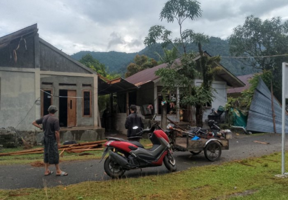 Angin Kencang Porak- Porandakan Rumah Warga Lhoong