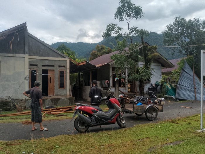 Angin Kencang Porak- Porandakan Rumah Warga Lhoong