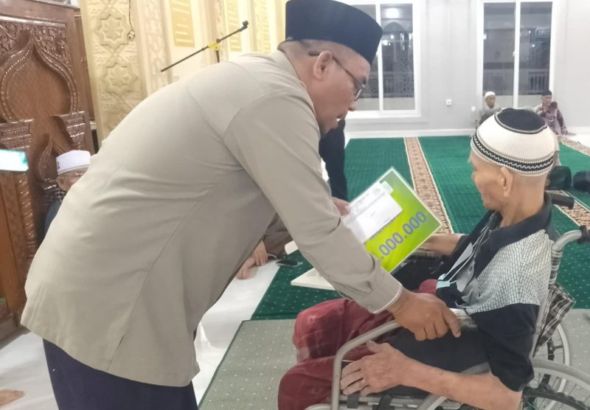 Baitul Mal Banda Aceh Berikan Santunan kepada Mualaf di Gampong Panteriek