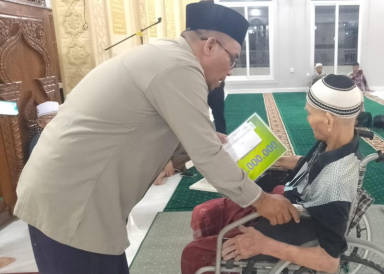 Baitul Mal Banda Aceh Berikan Santunan kepada Mualaf di Gampong Panteriek