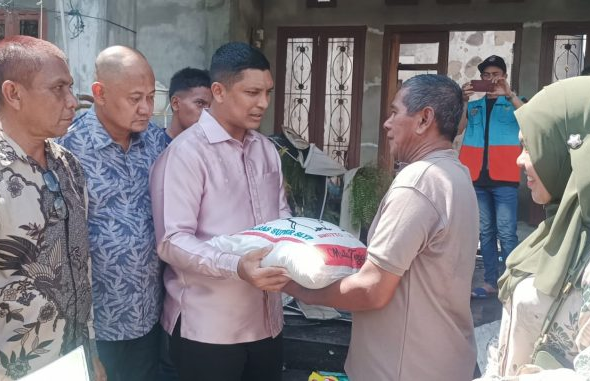 Baitul Mal Kota Banda Aceh Serahkan Bantuan Untuk Korban Kebakaran di Ie Masen Kayee Adang