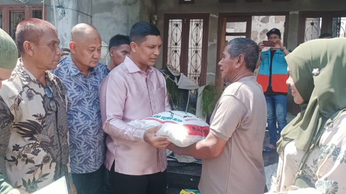 Baitul Mal Kota Banda Aceh Serahkan Bantuan Untuk Korban Kebakaran di Ie Masen Kayee Adang