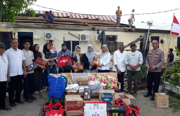 Angin Kencang Rusak Atap Lima Rumah di Aspol Polda Aceh, Pemko Banda Aceh Salurkan Bantuan Masa Panik