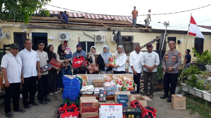 Angin Kencang Rusak Atap Lima Rumah di Aspol Polda Aceh, Pemko Banda Aceh Salurkan Bantuan Masa Panik