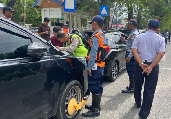 Dishub Kota Banda Aceh Gembok 10 Mobil yang Parkir pada Kawasan Tertib Lalu Lintas