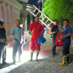 Tim Damkar Banda Aceh Evakuasi Sarang Tawon di Cot Mesjid