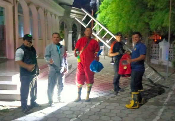 Tim Damkar Banda Aceh Evakuasi Sarang Tawon di Cot Mesjid